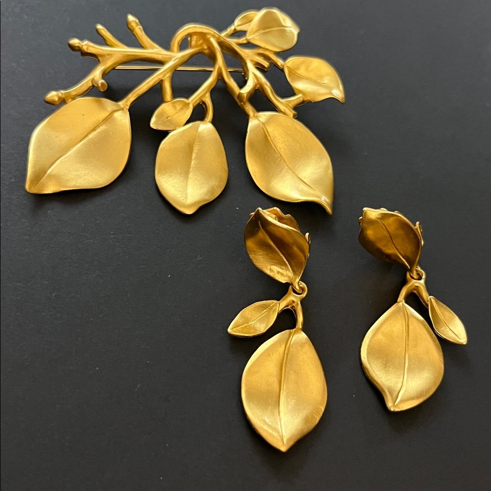 Vintage Gem-Craft matte gold tone branching leaves brooch and clip earrings set